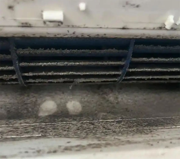 秦皇岛市空调吹的风有股烧焦味是怎么回事